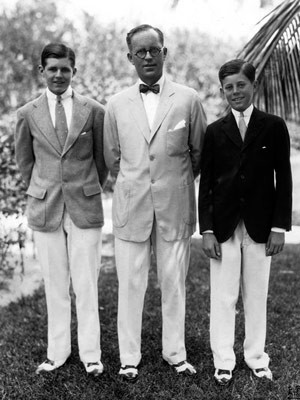 John F. Kennedy (bên phải) cùng bố và anh trai
